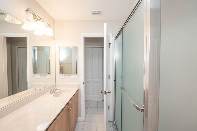 Building Photo - Welcome to this spacious three-bedroom, three-bath home in the heart of Palm Bay