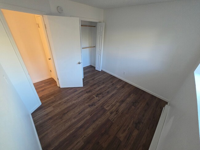 Building Photo - $200 OFF JAN. RENT!  2 Bed, 1 Bath Townhou...