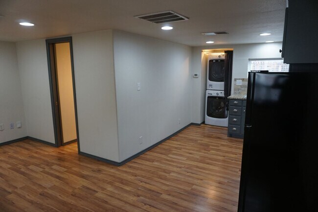 Building Photo - 2618 22