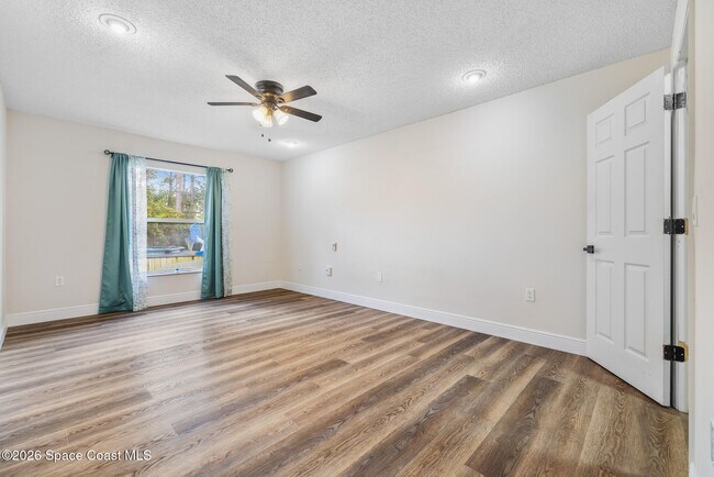 Building Photo - 1126 Ruby St SE