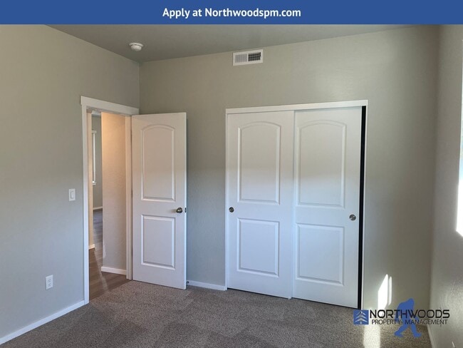 Building Photo - Newer Very Nice 2 Bedroom 1 Bathroom Downs...