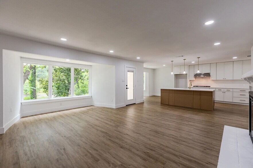 Building Photo - Room in House on Reedcroft Dr