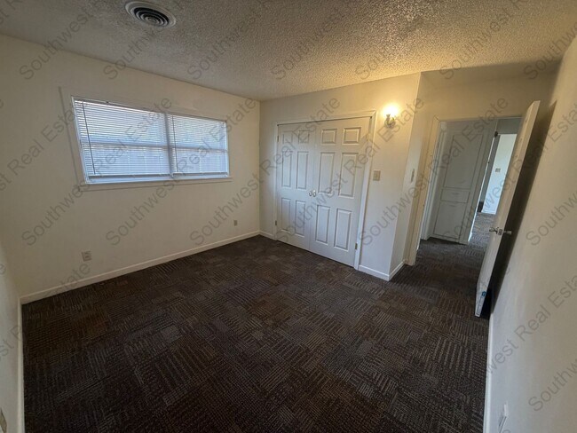 Building Photo - 1412 W 10th St