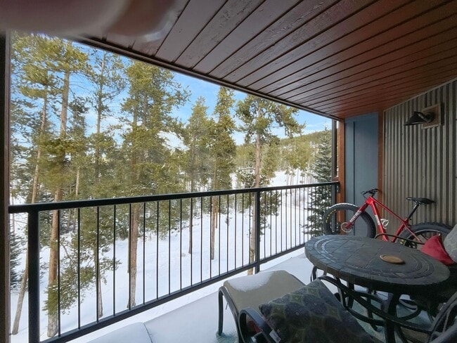 Building Photo - Walk to Town, Overlooking Carter Park, Garage Parking - Updated 2 Bed/2 Bath Available Now for Sk...