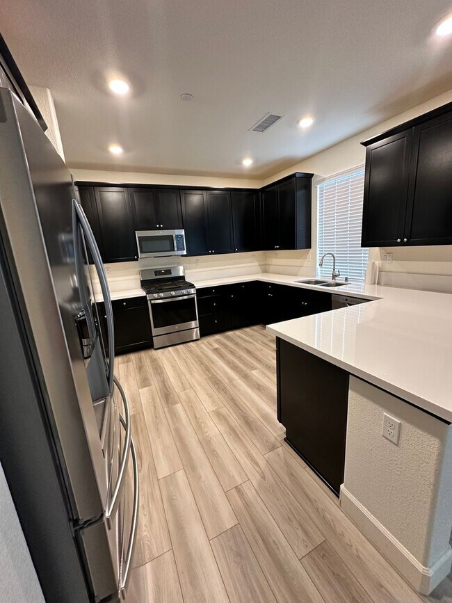 Building Photo - 4 Bedroom Beautiful Home