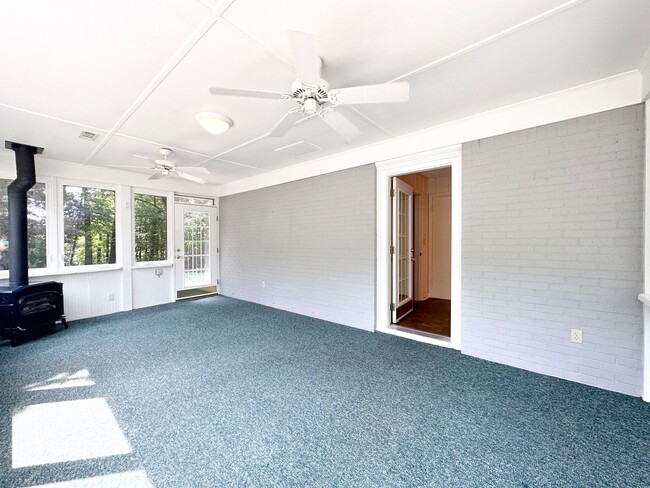 Building Photo - 3 Bedroom House: Walking Distance to Campu...