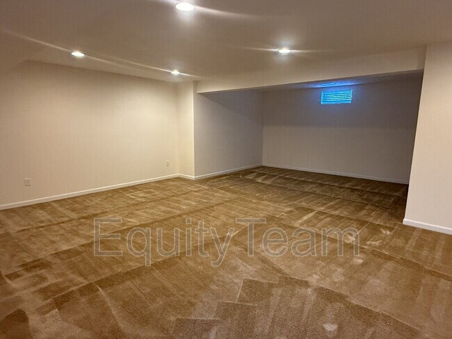 Building Photo - 5686 E Senour Dr