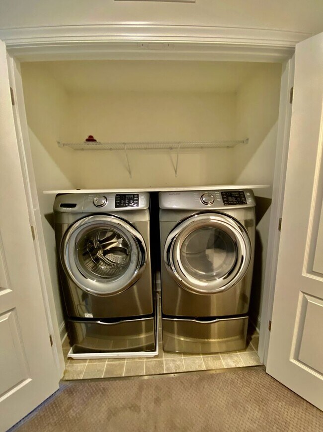 Building Photo - SIENA Place/PACKER PARK CORNER 4 Bedroom/2...