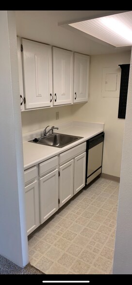 Building Photo - 1250 Golden Cir