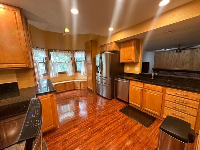 Building Photo - Beautifully 4BR, 3BA Tri-Level with Gorgeo...