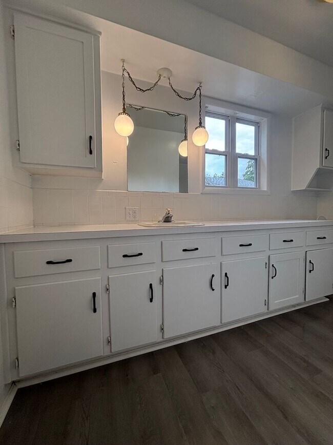 Building Photo - Rent this 3 Bedroom 1 Bath beautiful House...