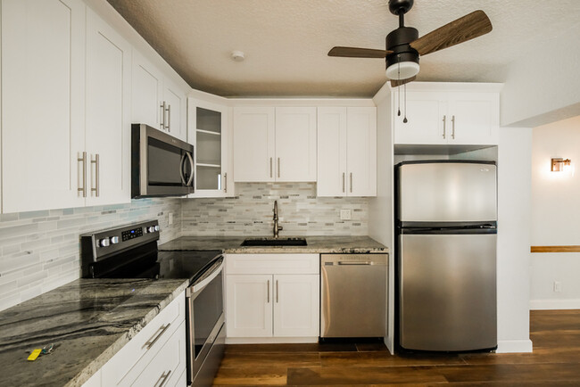 Building Photo - Stylish 2-Bedroom FL Retreat