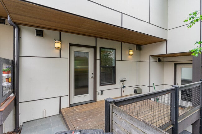 Building Photo - 3008 NE 55th St
