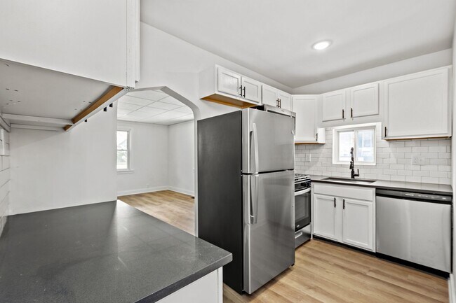 Building Photo - COZY 2 BEDROOM GEM IN THE MONROEVILLE NEIG...