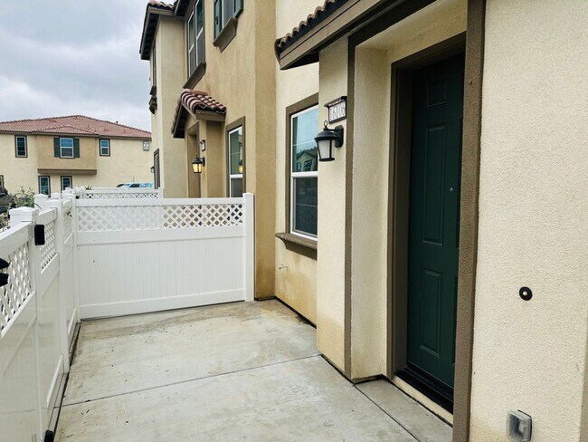 Building Photo - Newly Built 3 Bed Condo for Rent in Winche...