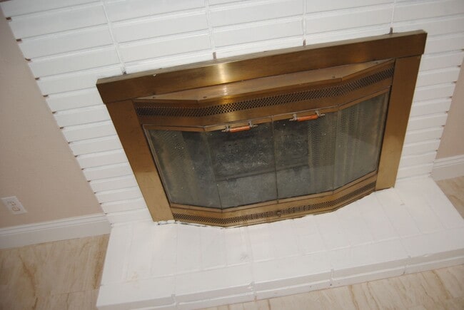 Building Photo - 8817 Butternut Ave