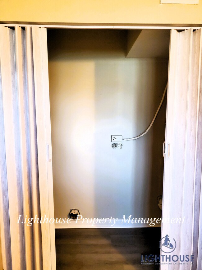 Building Photo - NEWLY RENOVATED 3 bed/2 bath!