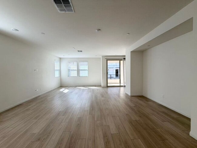 Building Photo - Wonderful 3-story single house in Kestrel Commons