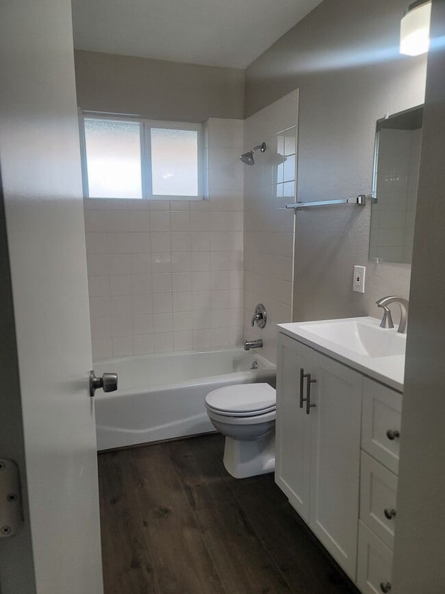 Building Photo - 4819 E Cambridge Ave