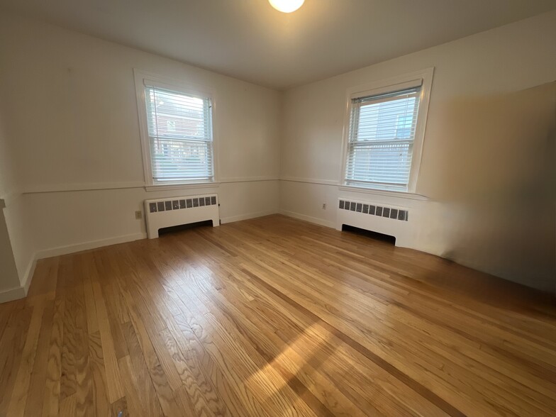 Building Photo - 51 Bacon St