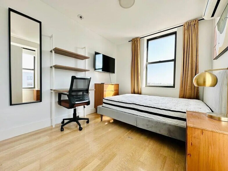 Building Photo - Furnished room/NOT APARTMENT