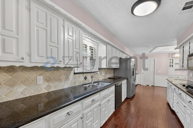 Building Photo - 2501 Bluffton Dr