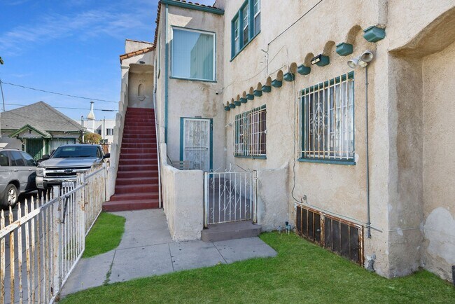 Building Photo - Spacious 2-Bedroom Apartment in Prime Los ...