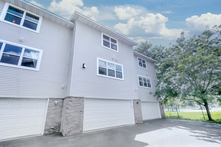 Building Photo - 2414 Commercial Ave