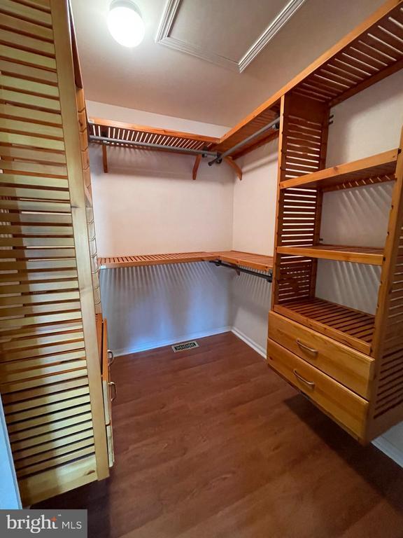 Building Photo - 208 Strawberry Ct