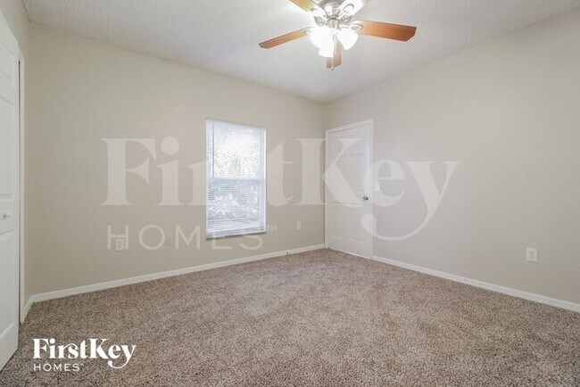 Building Photo - 1205 Schumann Dr