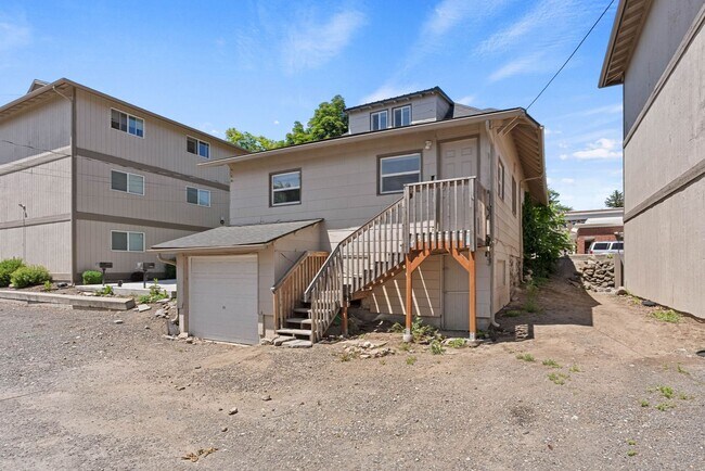 Building Photo - Renovated 5 Bed, 2 Bath House + Office EWU Off Campus Housing! AVAILABLE 7/20!