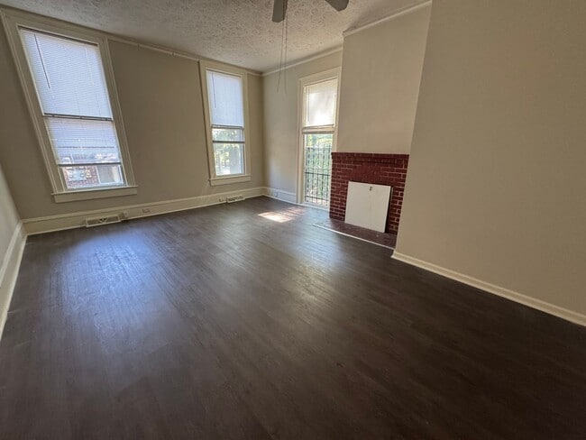 Building Photo - Large 4/2.5 House in S Rome $1,395