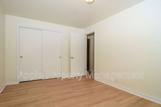 Building Photo - 9244 Greenwood Ave N