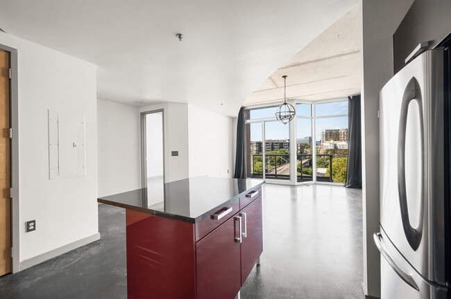 Building Photo - Awesome 1BE/1BA Condo in the Gulch w/2-res...