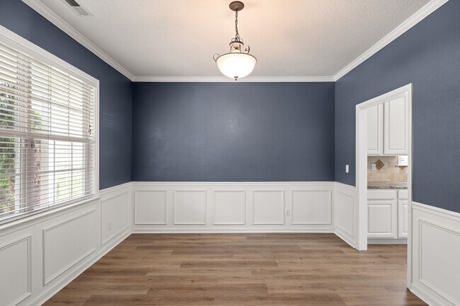 Building Photo - Spacious House in Hadley Park