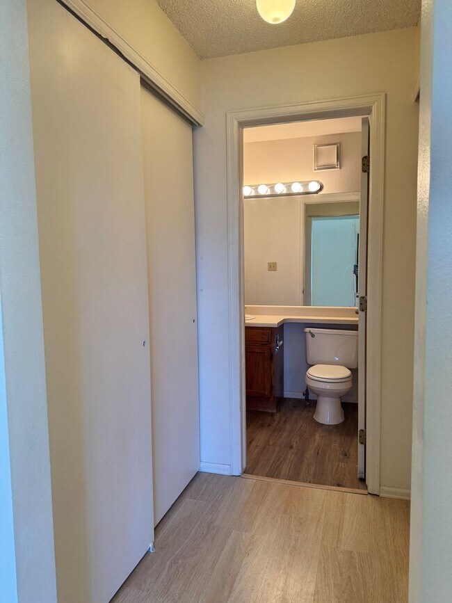 Building Photo - Adorable 2 Bedroom Condo w/Mountain Views!