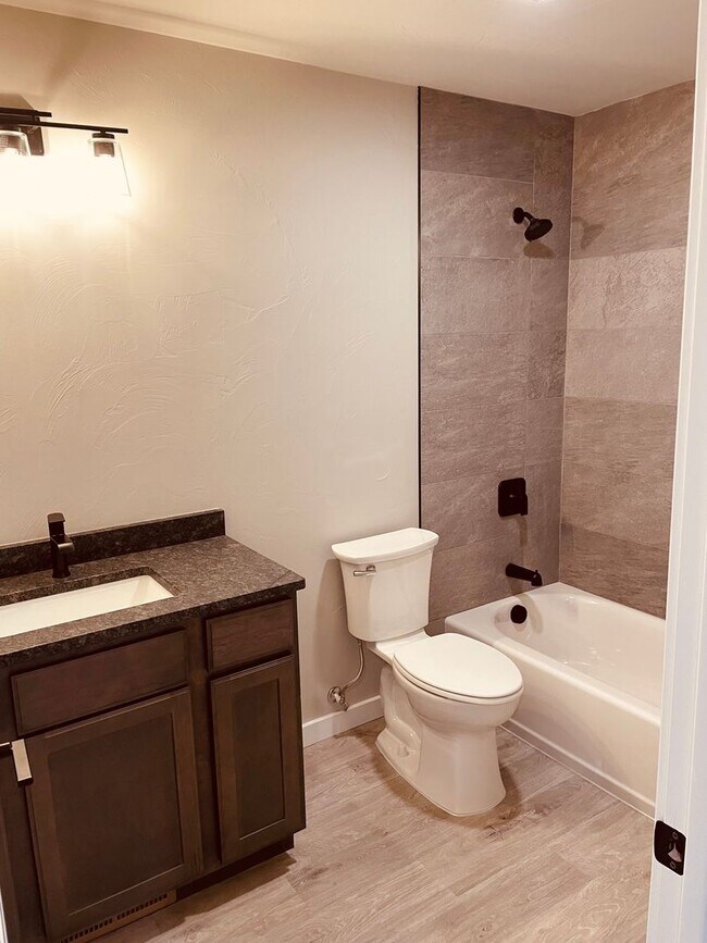 Building Photo - 3 Bd / 2.5 Bath