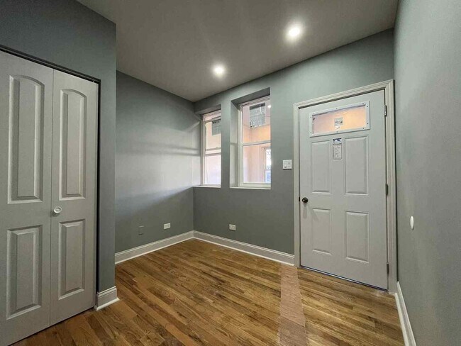 Building Photo - 1446 W Irving Park Rd