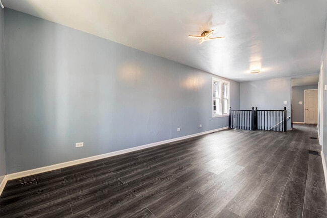 Building Photo - 554 Douglas Ave