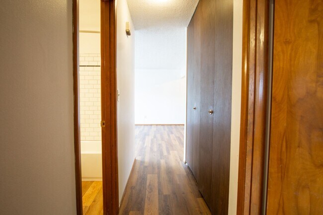 Building Photo - FREE RENT HERE! Close in NE-2 Bedroom, 1.5 Bath Ready Now!
