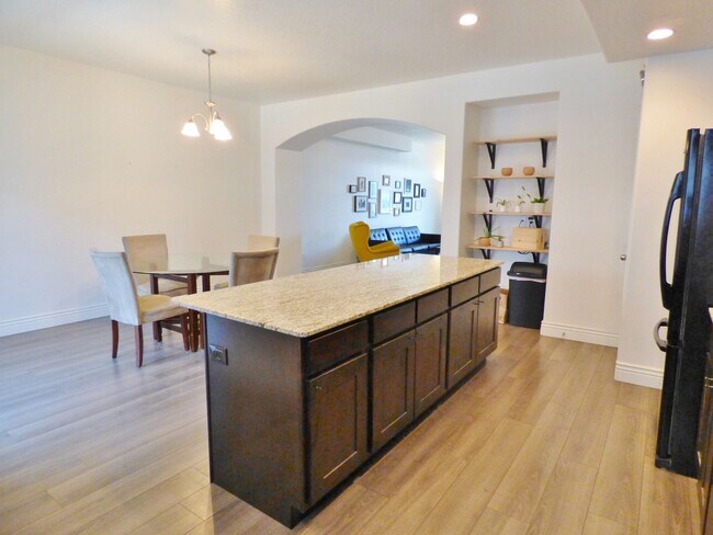 Building Photo - 3 Bd 3.5 Bath 2 Car Garage Townhome in Sandy