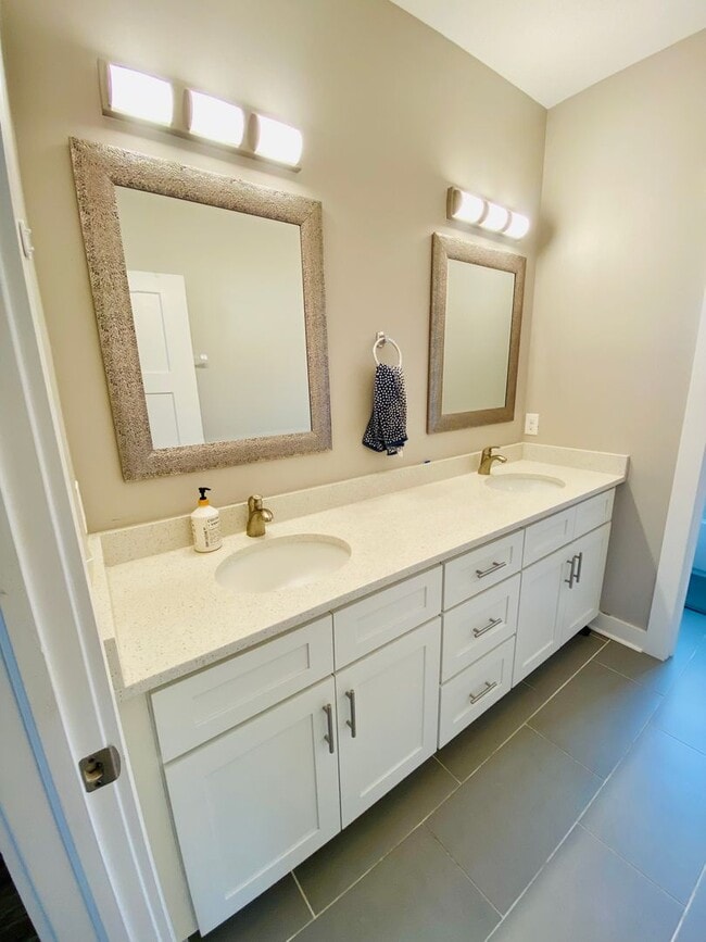 Building Photo - Spectacular 4Bed/3Bath Minutes to Duke with Fenced In Yard