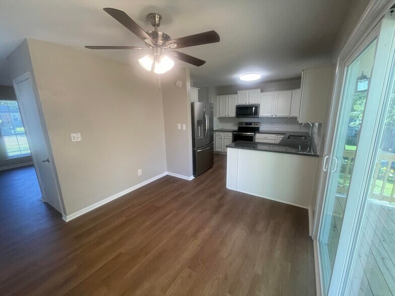 Building Photo - 221 Fallsway Ln