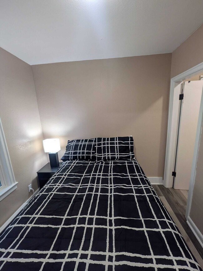 Building Photo - 205 S Walters St