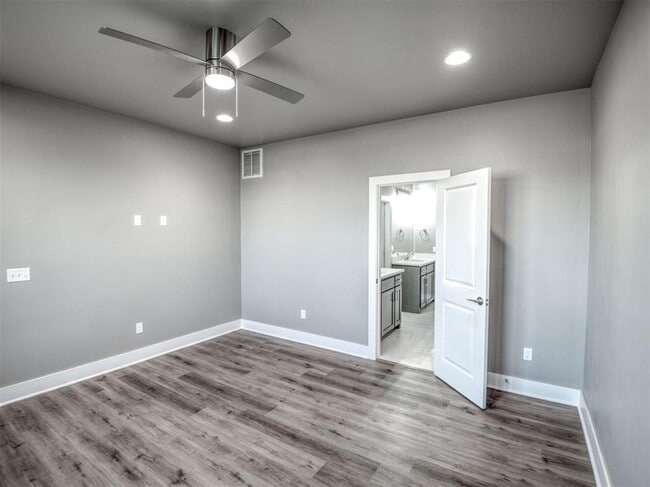 Building Photo - 609 Abadan Dr