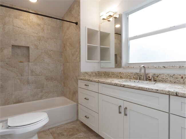Building Photo - Spacious 5-Bed, 4-Bath Sarasota Home with ...