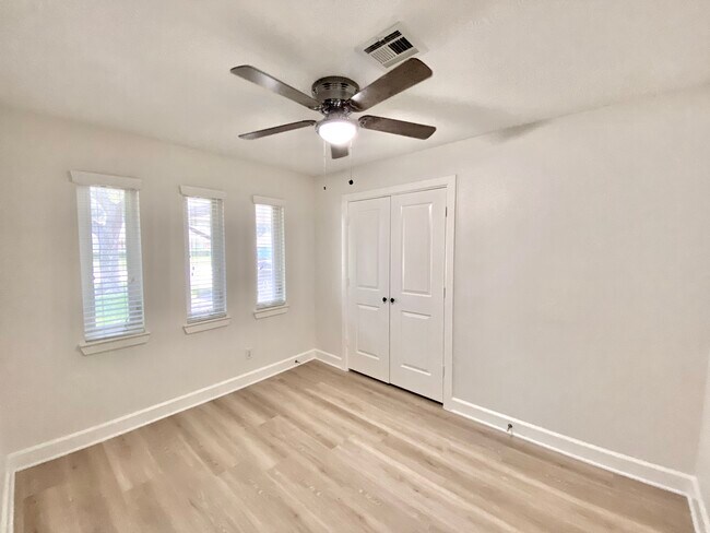 Building Photo - 1121 E San Augustine St