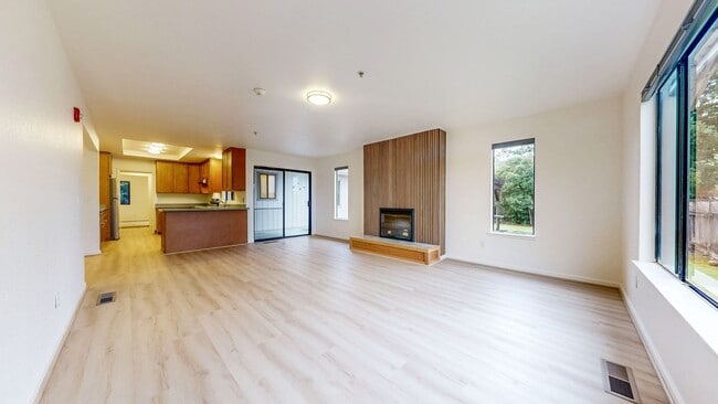 Building Photo - Bright and Beautiful 4 bedroom 2.5 Bath with large enclosed back yard and close proximity to Mari...