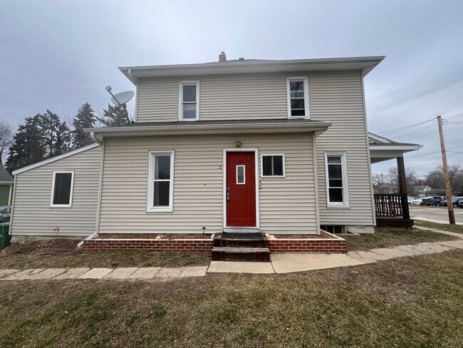 Building Photo - 103 7th Ave NW