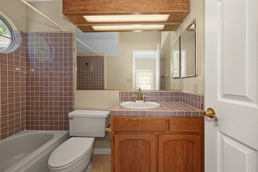 Building Photo - 1319 Strawberry Ct